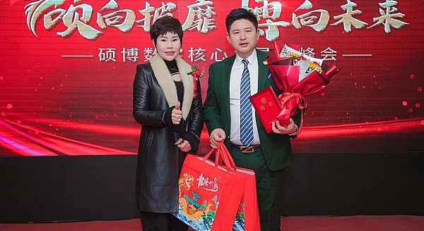 2025年贵金属与数字货币大战：黄金暂胜，但比特币终将逆袭？